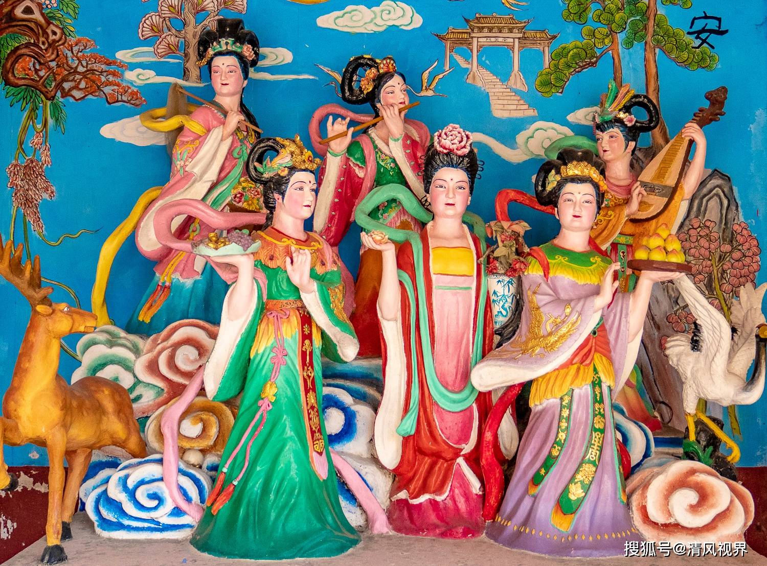 共百餘尊,它們栩栩如生,巧奪天工,高大雄偉,女神清秀典雅,形態各異