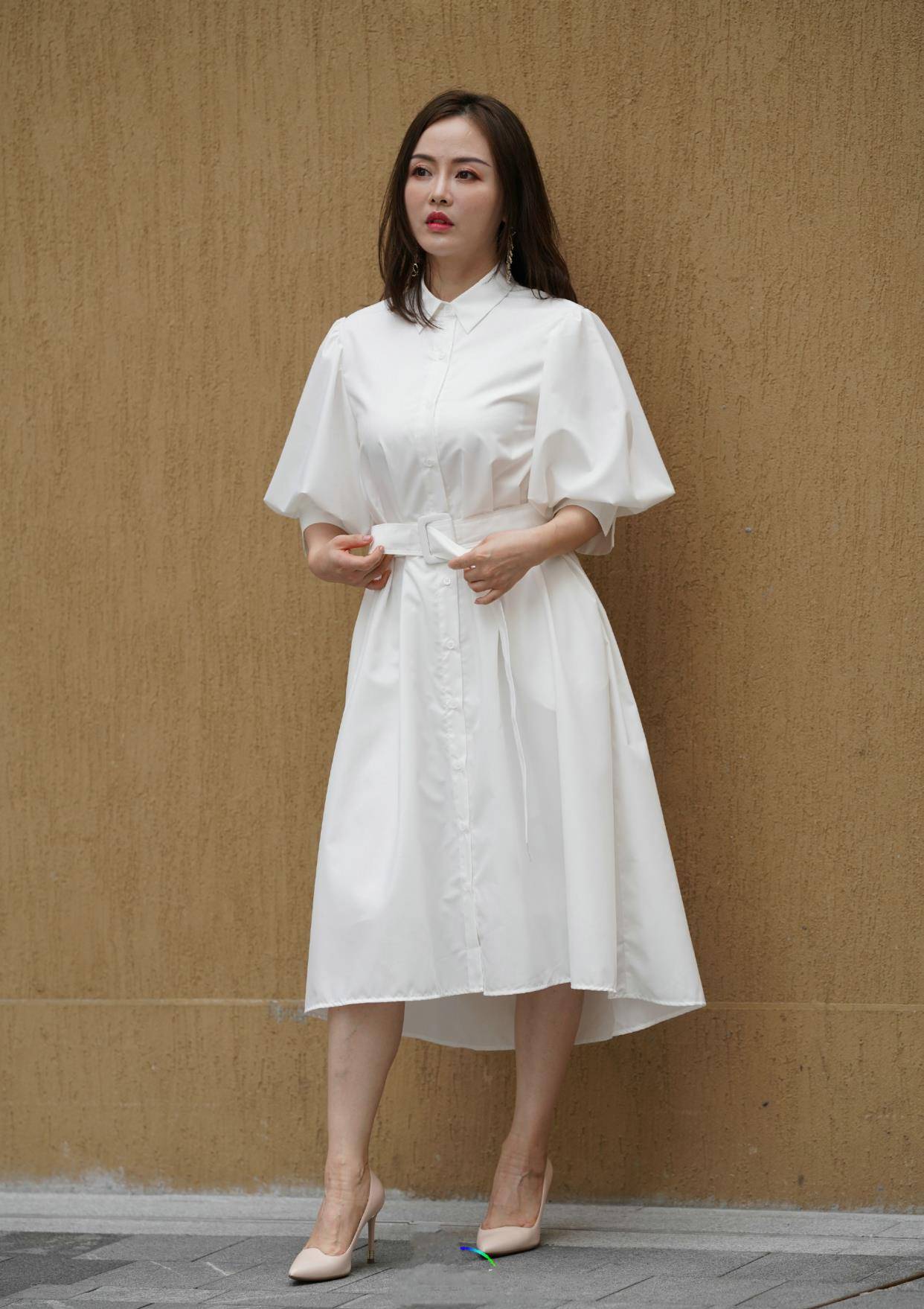 白色衬衫领连衣裙搭配高跟鞋穿出纤瘦的效果