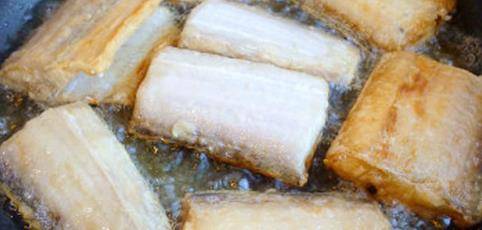 最简单的家常菜做法红烧带鱼 356423489eab4a96a8fce5949f4488d0.jpeg