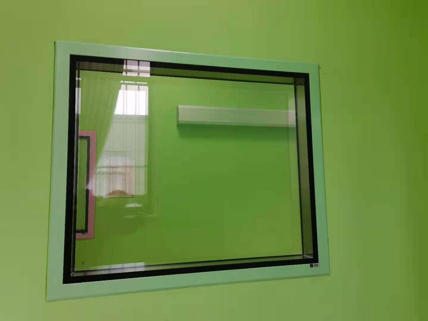 双层洁净窗均为双层中空玻璃,密封性能,保温隔热性能良好.