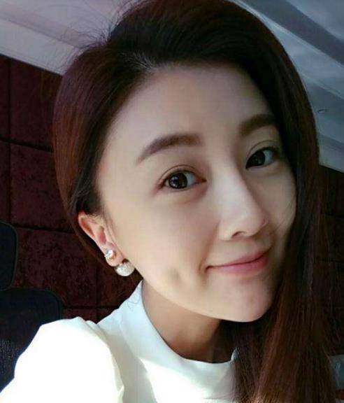 原创甘薇高调现身商场替夫背债263亿不改奢华开豪车挎名包仍潇洒