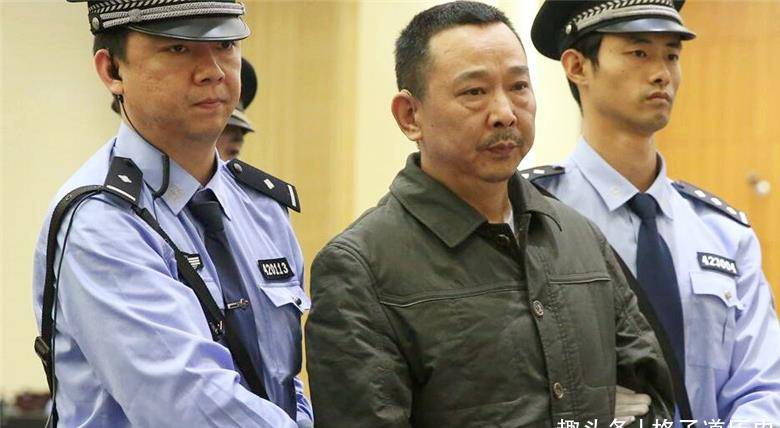 他身价四百亿,汶川地震捐了5000万,被捕时家中搜出一个排的物品_刘汉