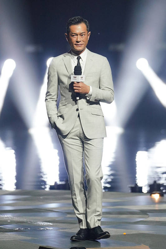 原创50岁古天乐站台为新剧宣传穿西装笔挺帅气拼色裤是亮点