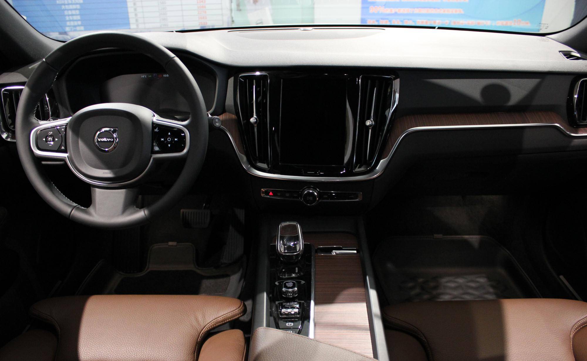 内饰的做工,用料保持了不错的水准,中控台都是采用了软性材质包裹