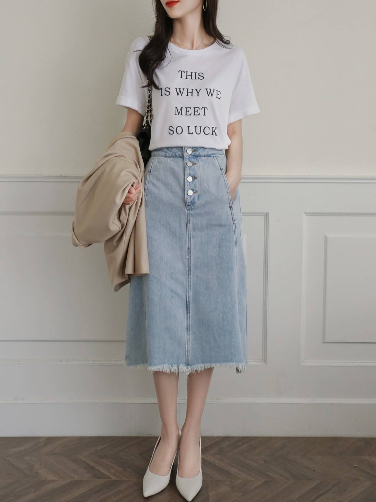 白色棉t恤牛仔半身裙简单穿出时尚感简约利索时尚有魅力