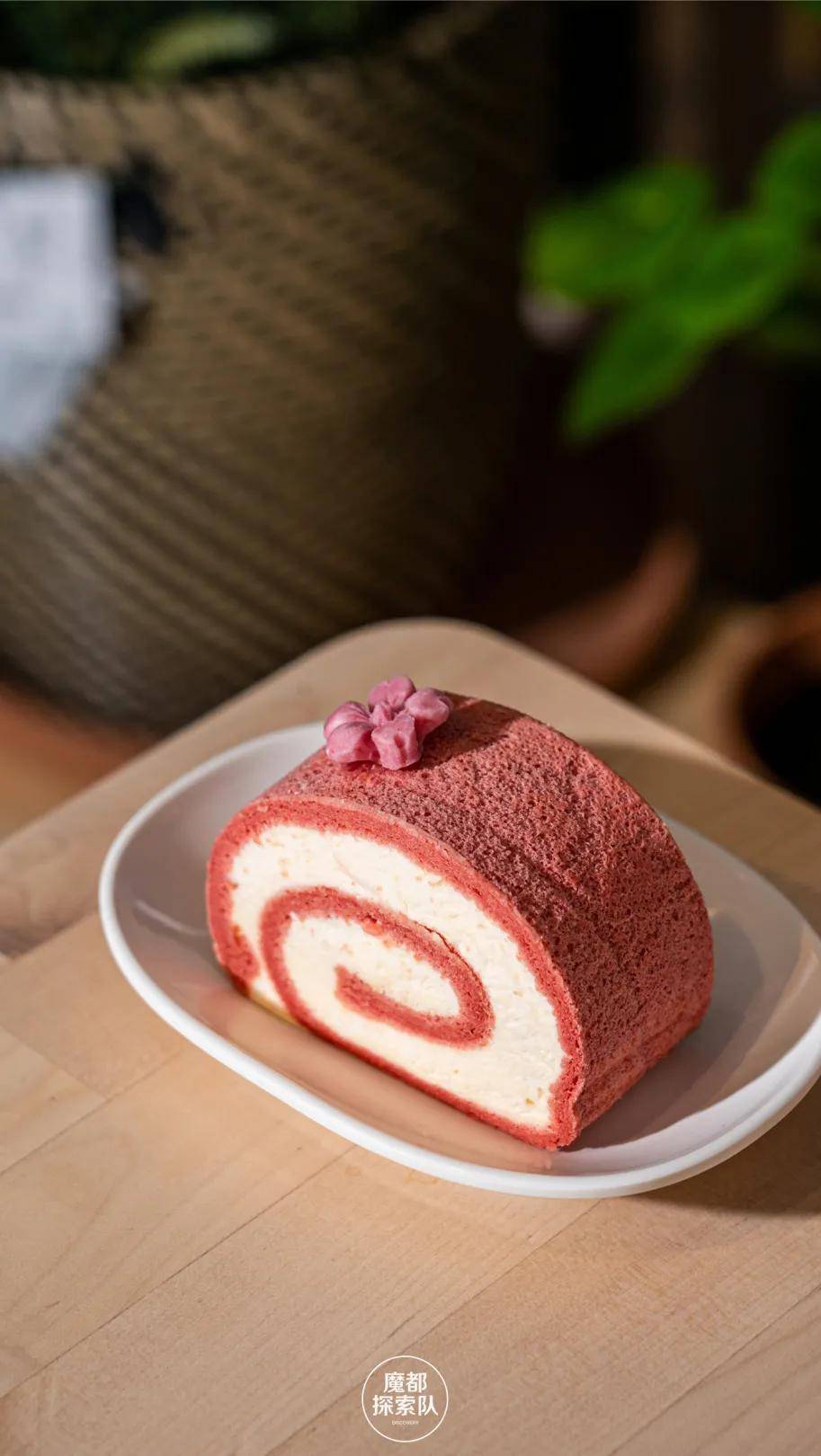 或者尝尝少女心十足的新品甜点樱花味瑞士卷和抹茶芝士蛋糕.