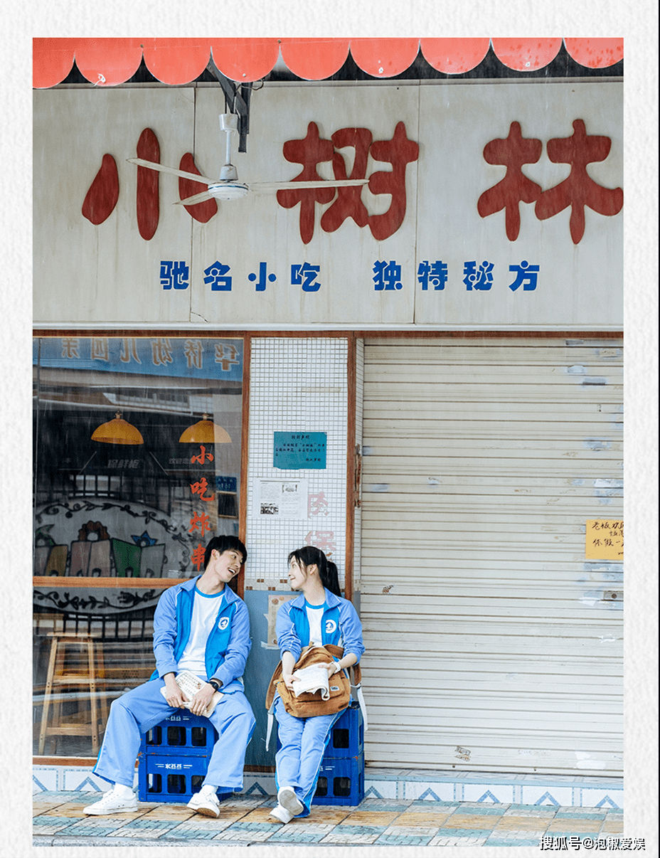 比如说翻墙去"小树林",为了躲避游泳队长对尤咏慈的骚扰,与其对赌游泳