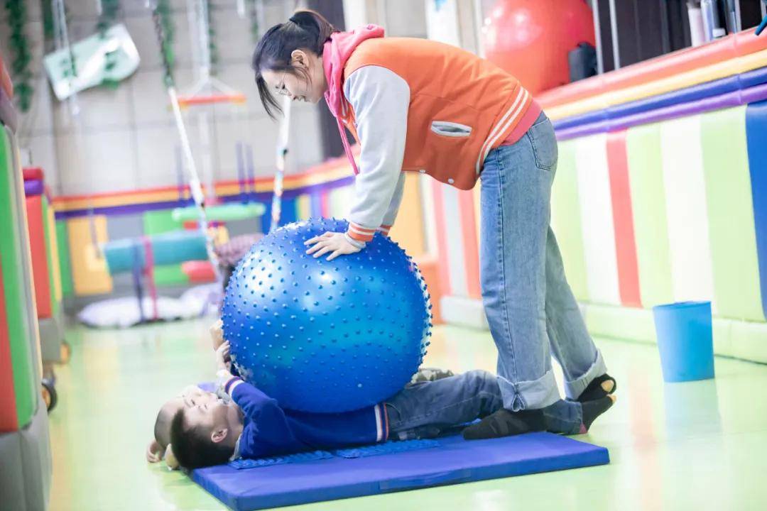 在专业的感统训练中,不仅可以通过触觉训练来提高孩子的情绪控制能力