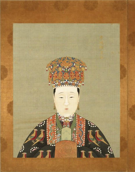 而巧的是,这个皇后小姑娘也是一副从小被严厉看管的样子,神态和身体都