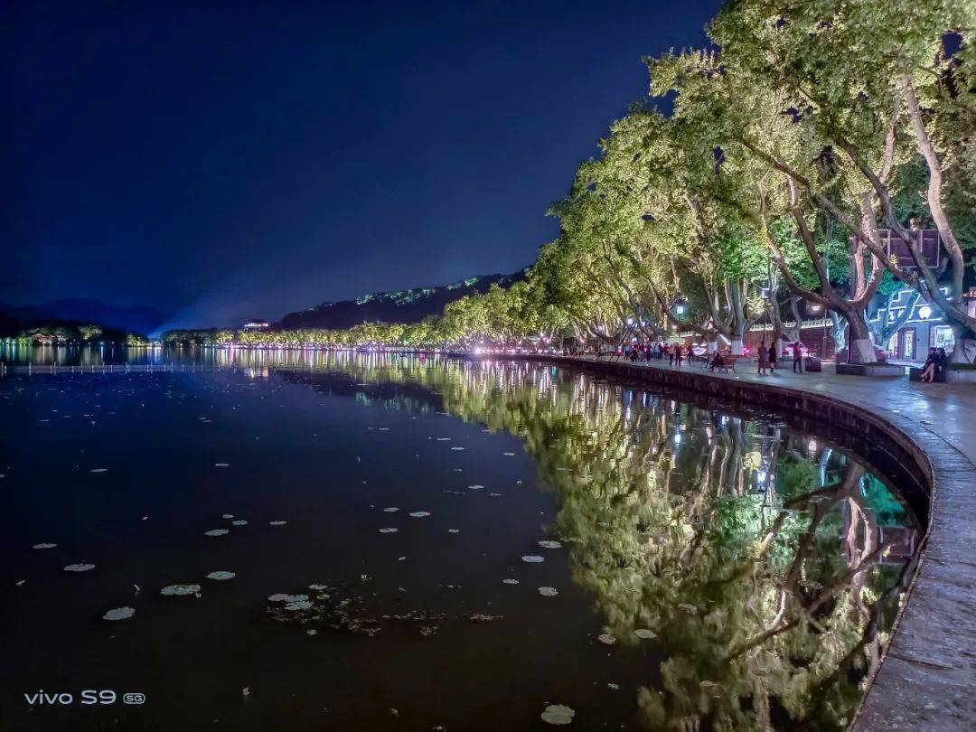 相较前代手持拍摄更为稳定,拍摄夜景时可延长曝光时间,配合vivo自研