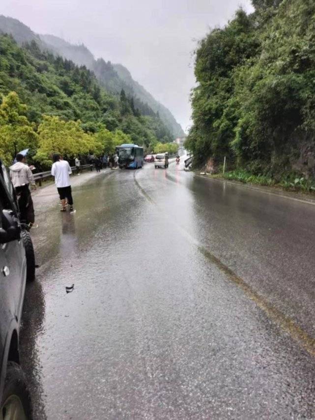 司机朋友们,雨天路滑注意安全呀!