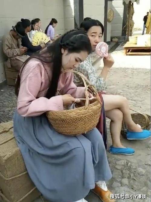 原创横店校花遍地成群美女扎堆吃10元盒饭却幻想能够一夜成名