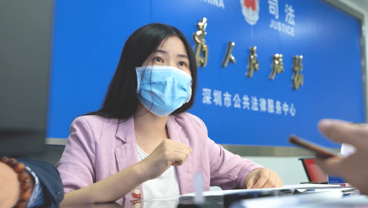 党员先锋深圳法援律师金晶侧耳倾听亦是援助