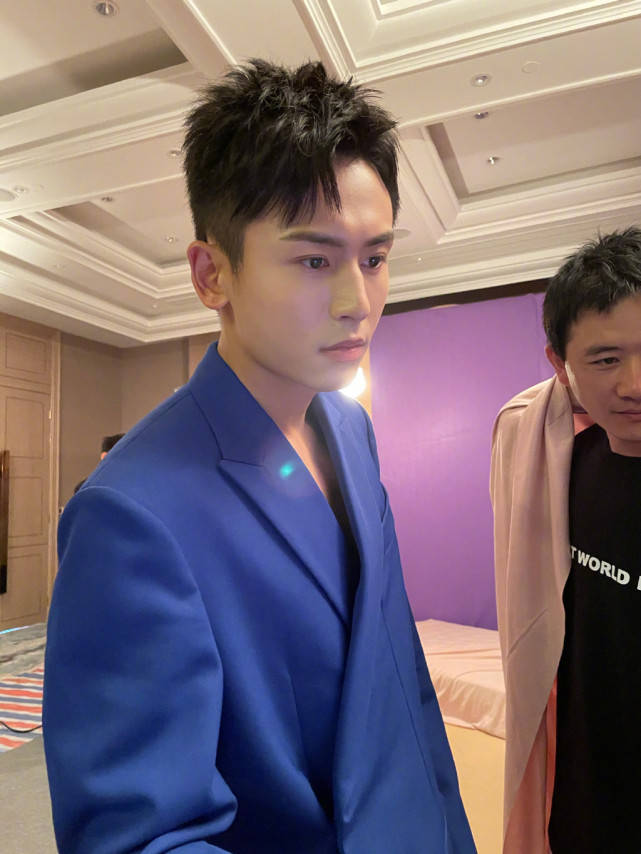 不光要付费发歌,还要开巡回演唱会,真把自己当歌手了?_张哲瀚