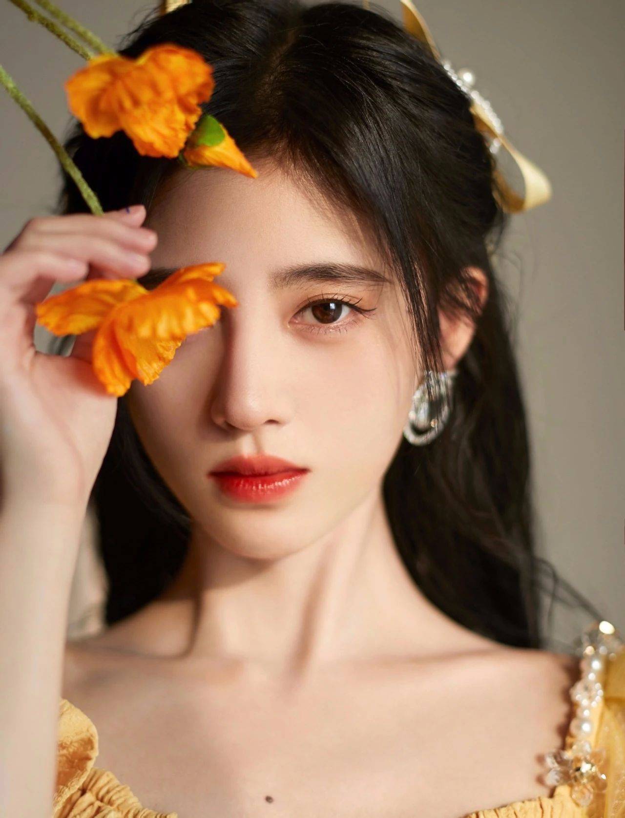 鞠婧祎壁纸:看初夏美女心情好好,鞠婧祎好有甜蜜少女感