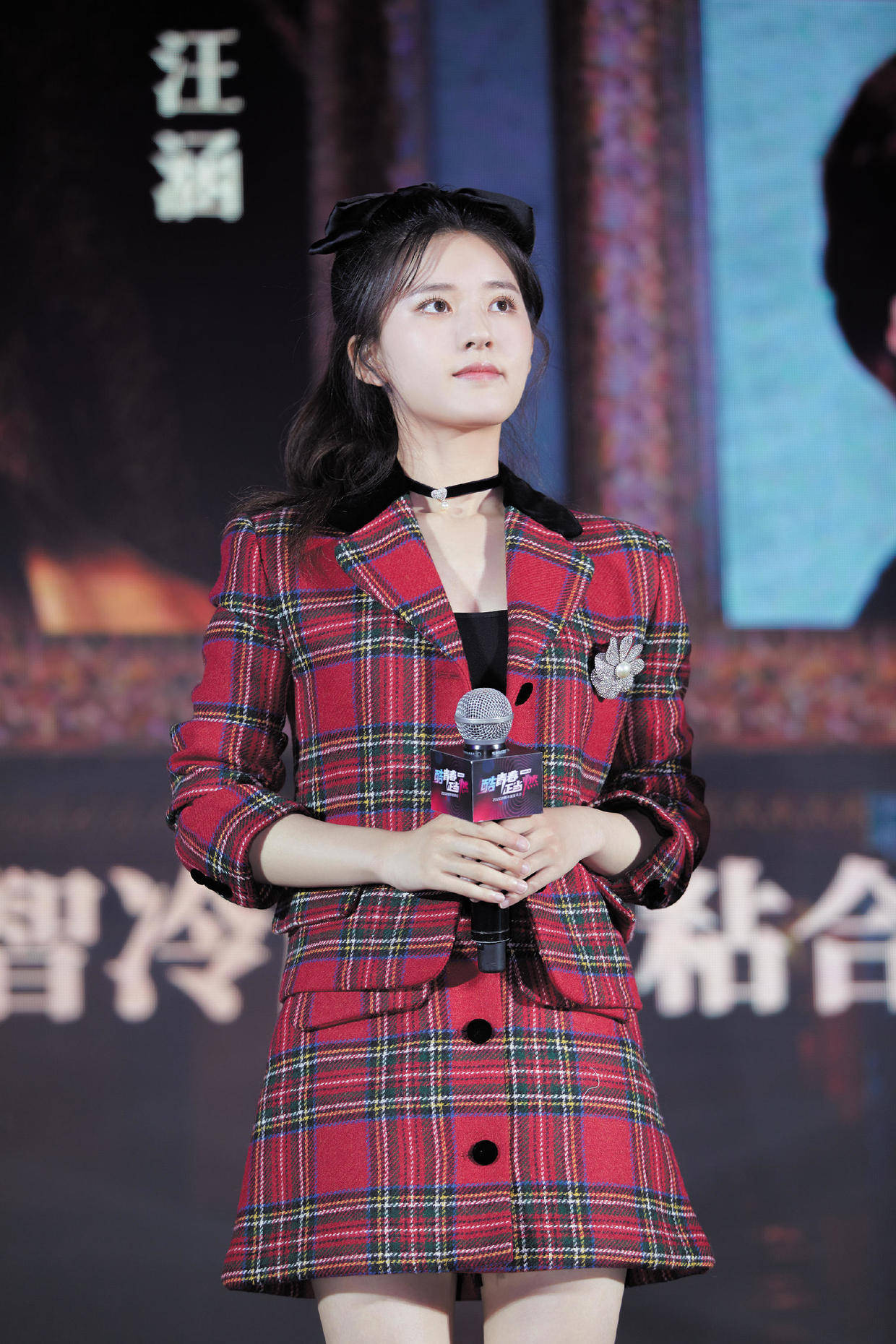 赵露思怪洋气的穿黑色西装知性干练身材纤瘦但圆脸很显胖