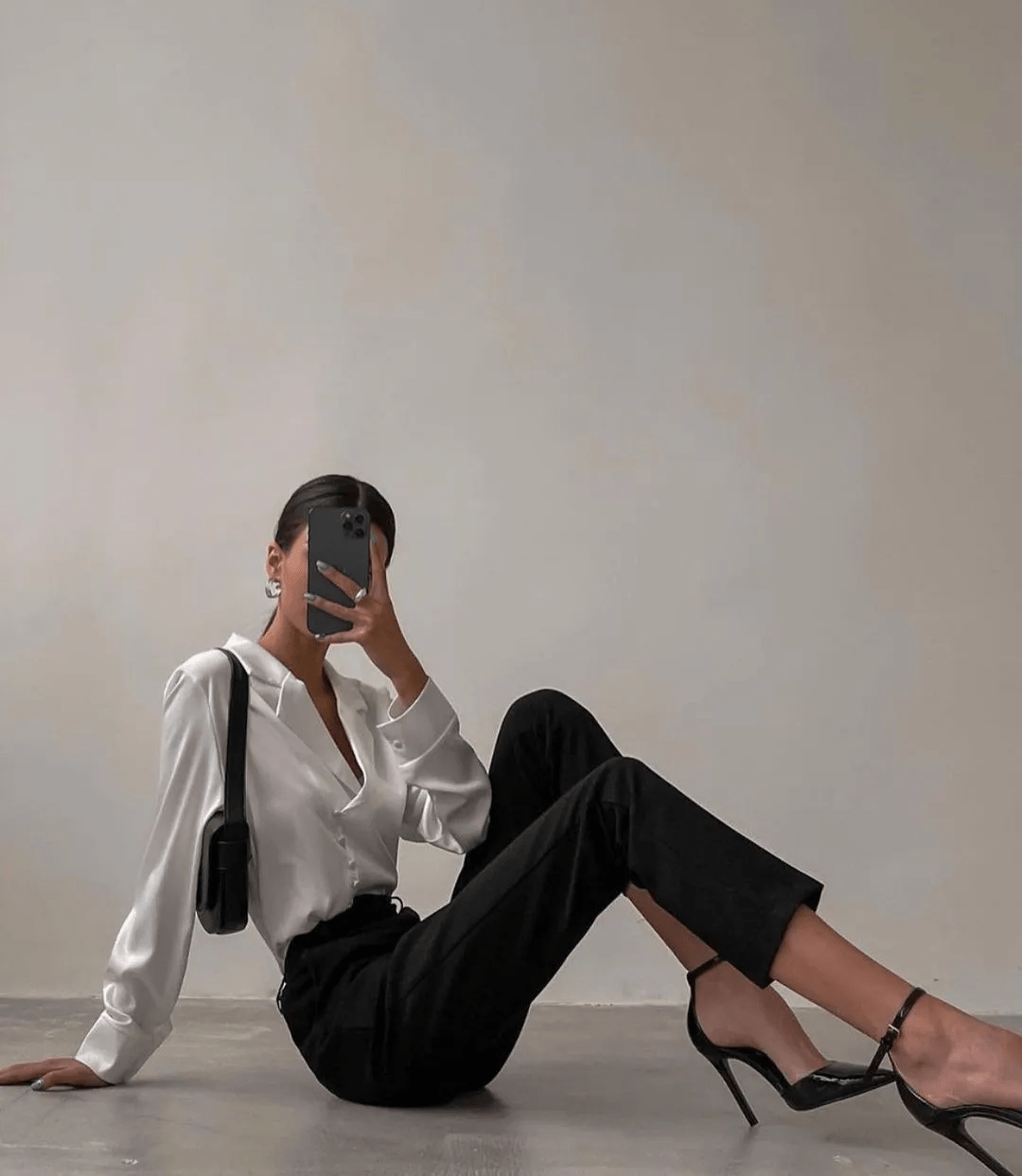 当然上面是针对坐在椅子上的情况,现在还有一种非常流行的坐姿拍摄