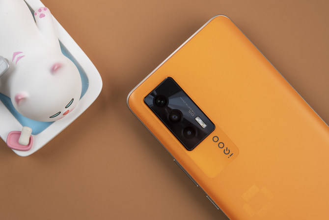 方面|iQOO Neo5像素橙开箱：5万方格致敬像素风游戏元素