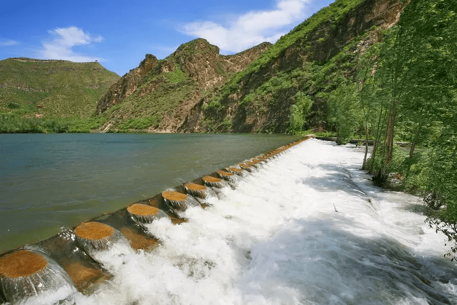 燕山天池1983年建成,是倉米古道自然風景區的第一景區,因地處於燕山