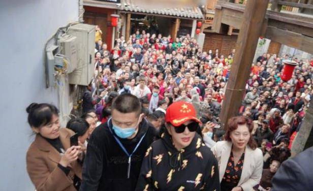 65岁刘晓庆回老家买墓地打扮得十分接地气