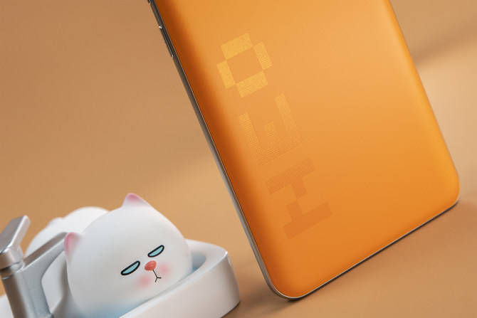 方面|iQOO Neo5像素橙开箱：5万方格致敬像素风游戏元素