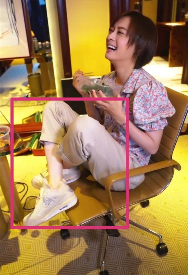 孙俪晚餐只吃一把青菜?造型土气暴露审美,脚踩椅子上坐姿太抢眼_邓超