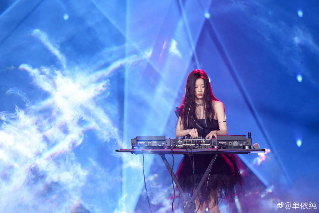 乐评单依纯唱soap被怼哭面对否定失控忍哭都是成长