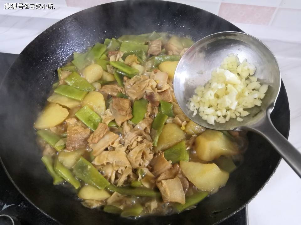 原创
春天干燥多吃这道菜,有肉有菜还有汤,一道菜吃全家,不上火营养多