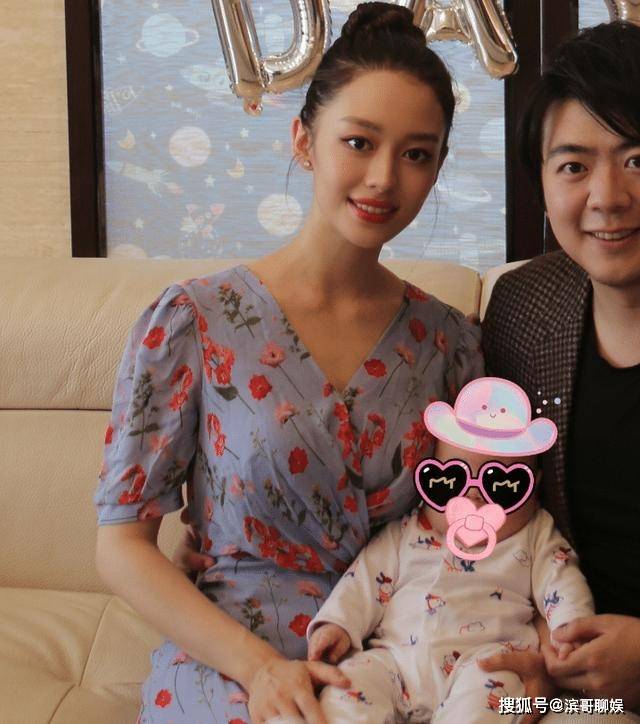 吉娜晒照庆祝儿子百天,产后恢复快身材纤瘦,郎朗手放位置好宠妻_孩子