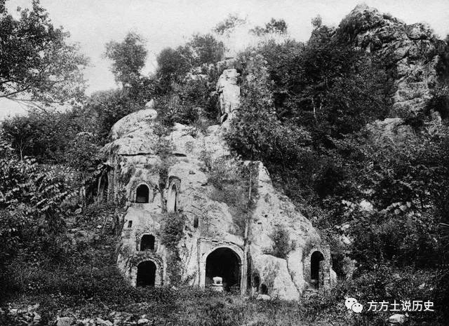 开上人在栖霞寺千佛岩留影,上人在1937年不仅和寂然法师一起救助难民