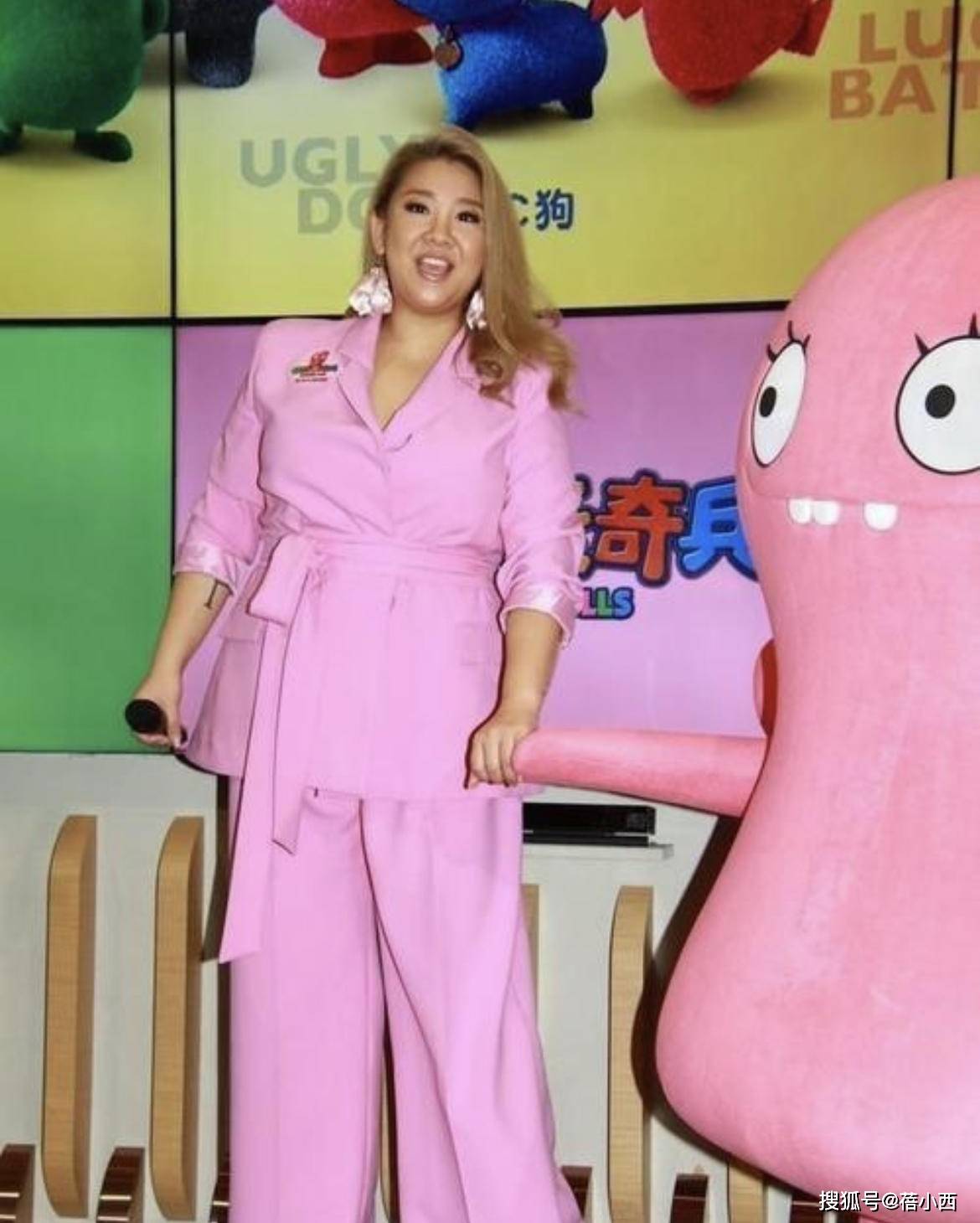 原创郑欣宜减肥成功穿衣风格大变穿皮衣配紧身裤看着只有120斤了