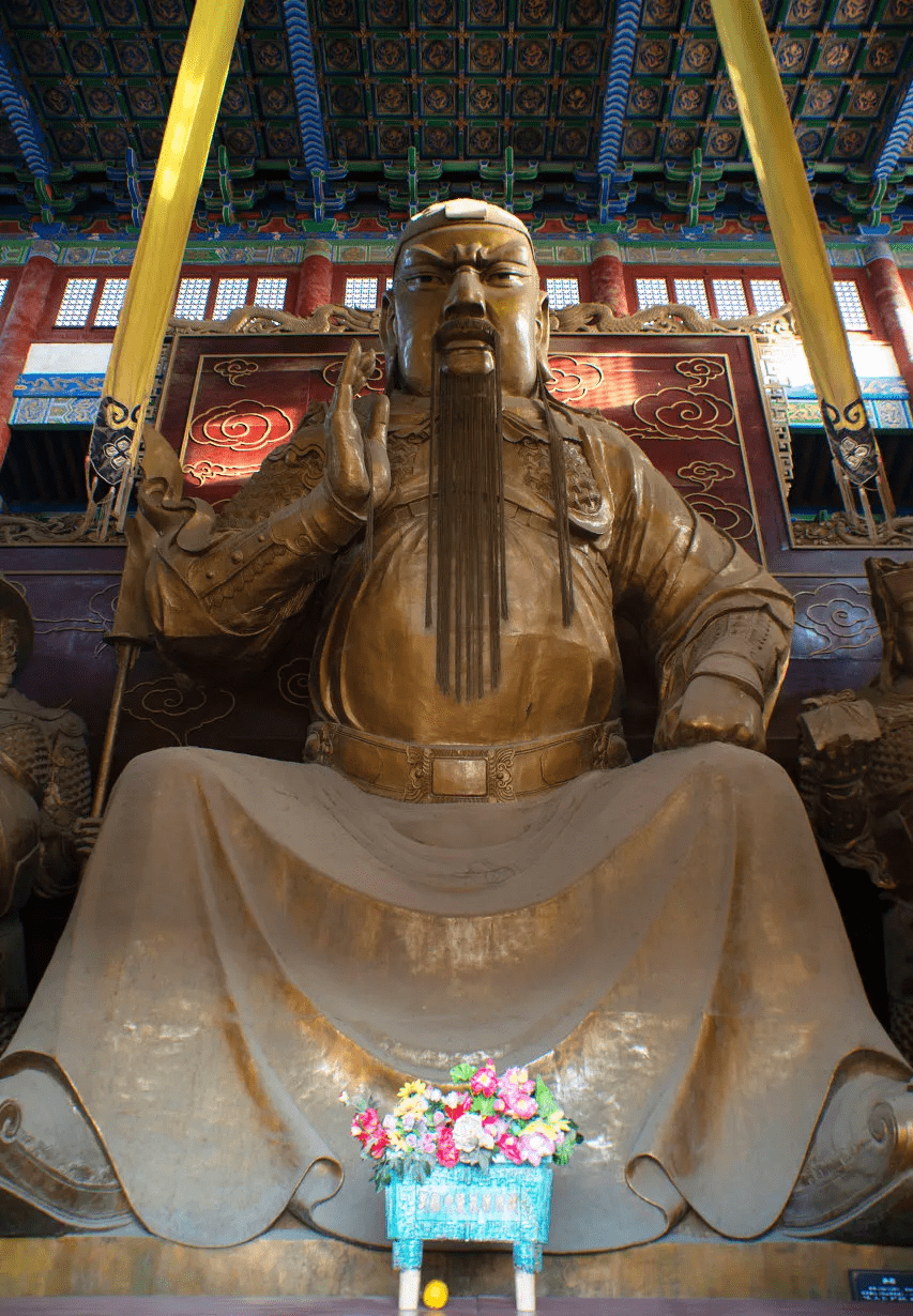关羽得以神化为人人敬仰的关公大神,更是得益于他在许昌期间"身在曹营