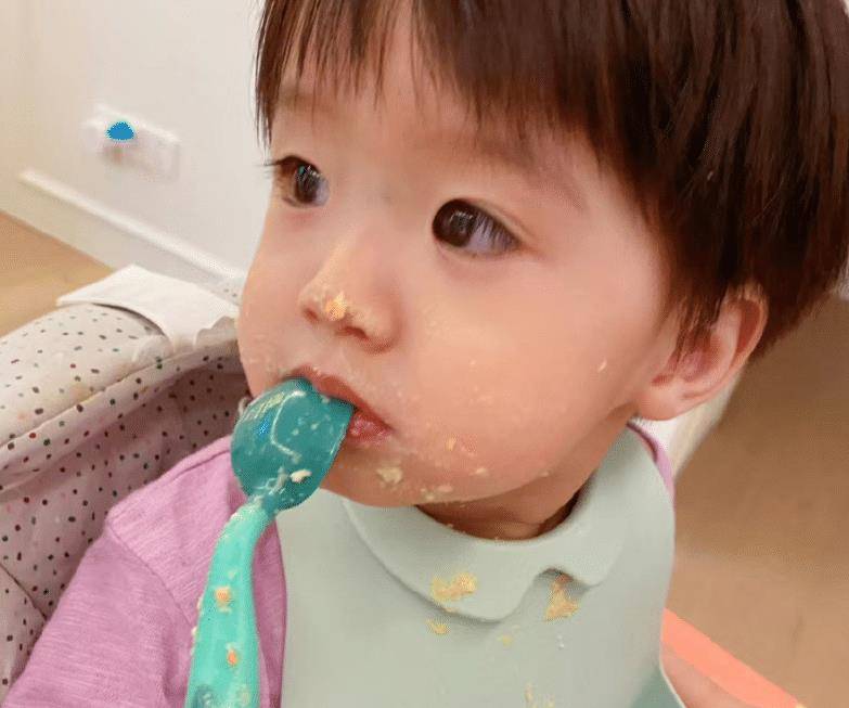 原创麦迪娜儿子长大了,镜头放大四倍他的眼睛,这睫毛是认真的吗?