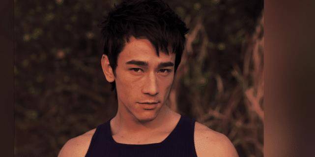 儿子不靠家庭努力赚钱买房 疼爱女友看似大男人却是一家之煮_吴嘉龙