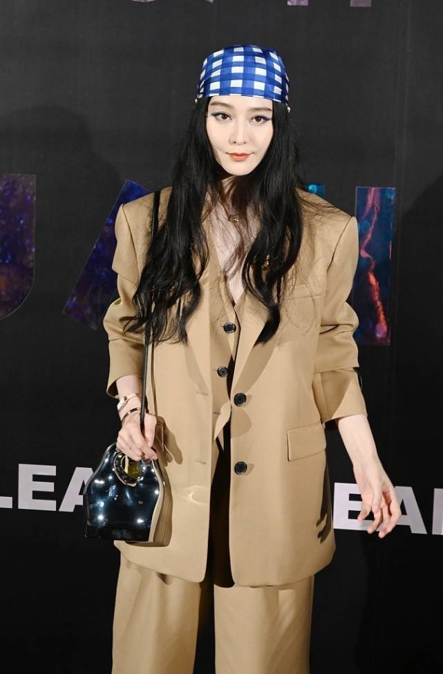 范冰冰的时尚真是难以理解,裹着一个头巾搭配西装,却还挺高级