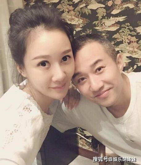 晒晒郭晨冬现实中的家,一扇卧室门都那么浮夸,上面全是金漆浮雕_装修