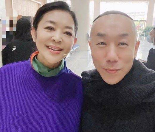 倪萍确实是减肥的非常的成功,有网友就晒了和她的合影,瘦出了尖下巴