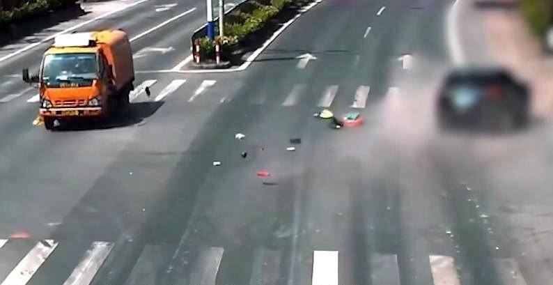 浙江一男子骑车玩手机,连闯2次红灯,被撞飞数米远生死未卜