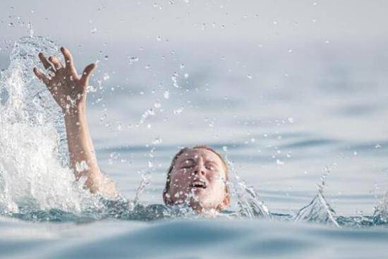 女友和妈妈同时落水先救谁律师先救妈妈不然犯法