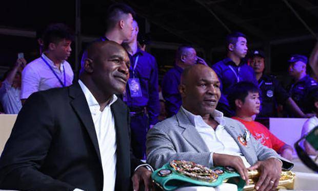 泰森被世人所瞩目,是他二十岁时,以两回合的战绩击倒伯比克,首次夺得