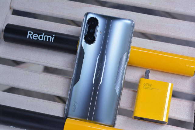 原创卢伟冰甩出王炸67w快充天玑1200红米新机终于现货