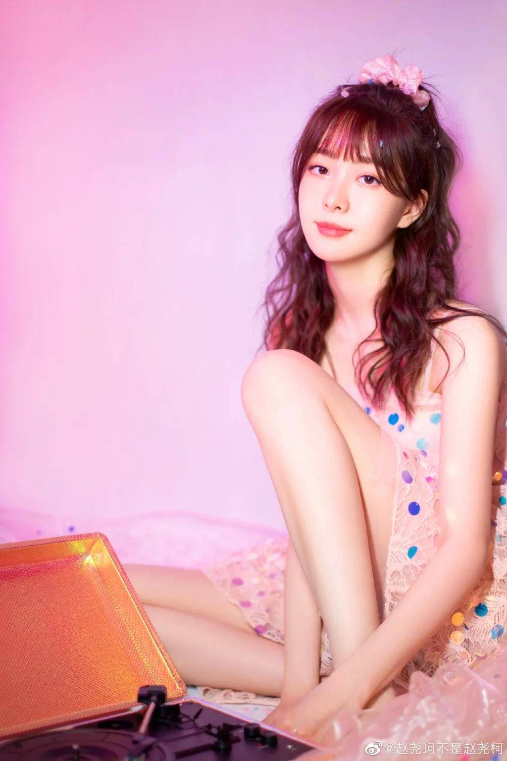 冷暴力pua白富美女明星,他配吗?_赵尧珂