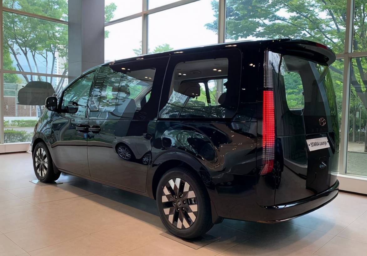 现代11座豪华mpv海外实拍,概念车外形,gl8有压力吗?