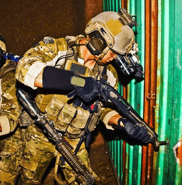 原创没什么锁是一发喷子解决不了的关于下挂式霰弹枪的故事