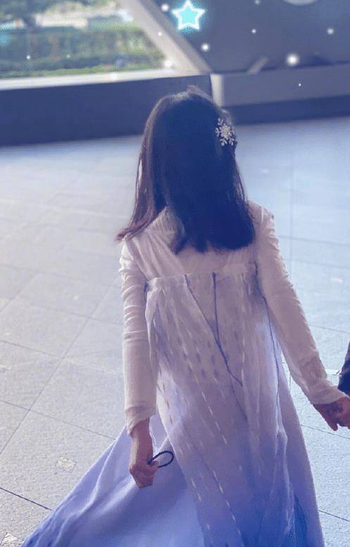 原创张梓琳4岁女儿穿公主裙与男孩牵手过圣诞,身高优越,女神范十足