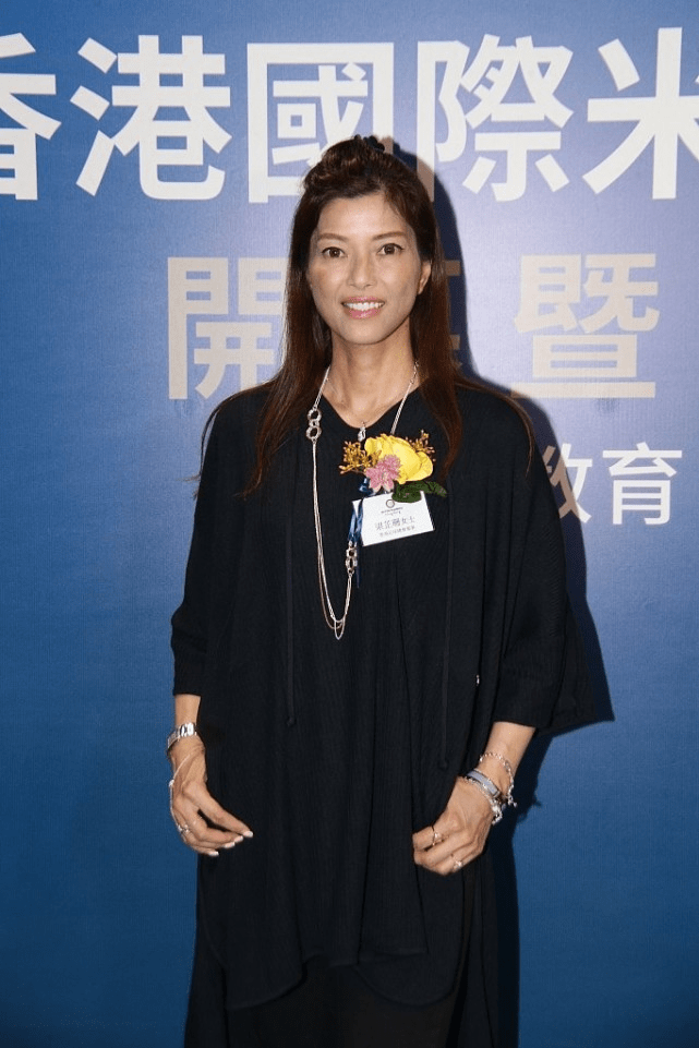 原创梁芷珊活成了女人羡慕的样子长相出众身材好年纪大了也有魅力