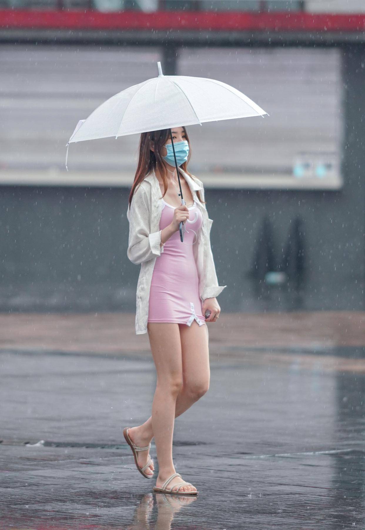 打雨伞的美女粉色包臀裙太甜美了完美解决臀大的问题