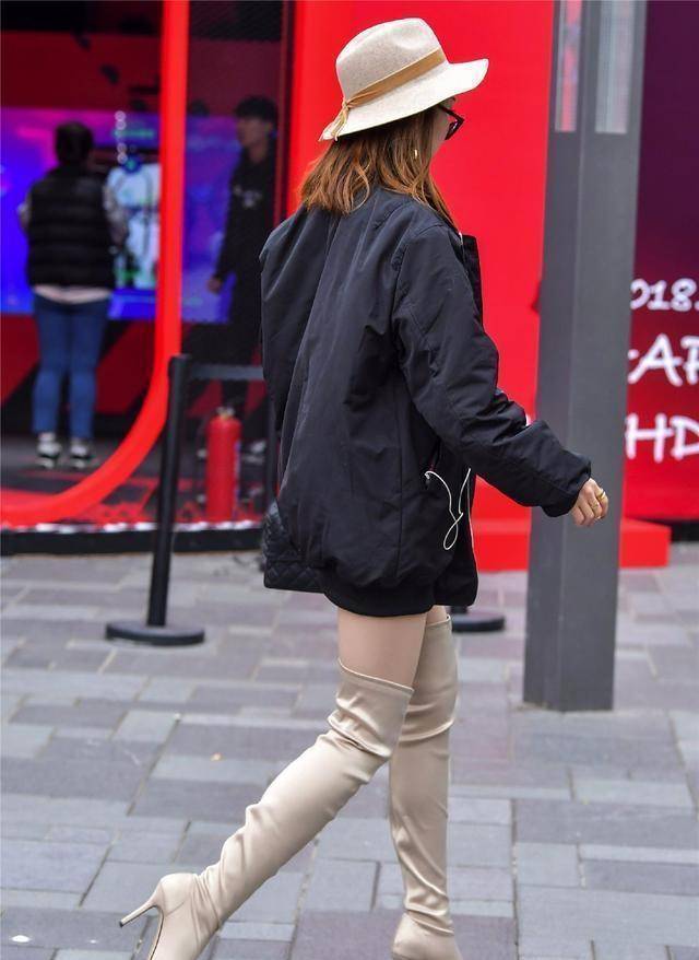 米白色过膝长靴搭配黑色行性感小短裤,精致干练,彰显女性的优雅_裤子