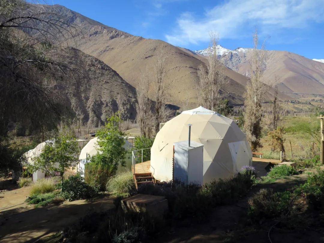 设计为360度圆顶结构,房间内有移动式的屋顶,还有玻璃屋顶的观星室