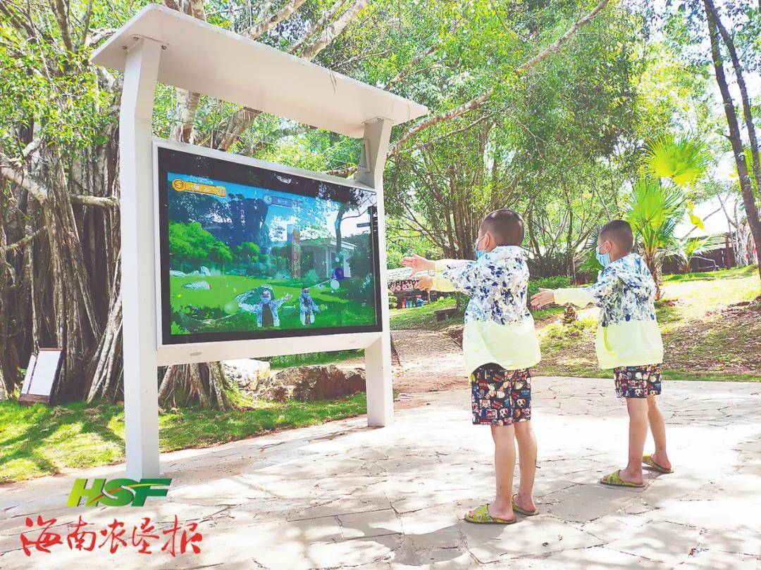 8岁的海口市民张彤正在开心地玩着ar体感切水果游戏,同时向她的妈妈